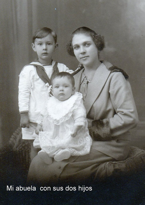  - M.Emma-V.-y-sus-hijos-Ismael-Carlos-y-Beatriz-Emma-Abadie-1924
